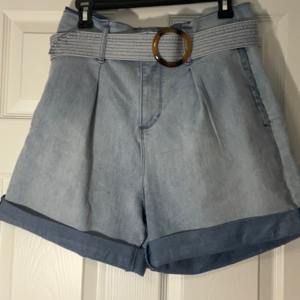 Gloria Vanderbilt Light Blue Denim Shorts with Tortoise Belt